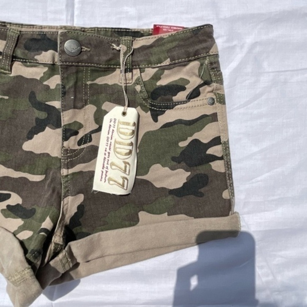 New Highrise Camo Print Shorts Size 3 - Picture 5 of 10